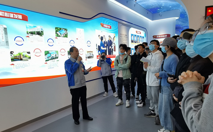 景书记从草莓视频APP黄的品牌、企业理念、公司规模、全球布局等方面介绍了公司