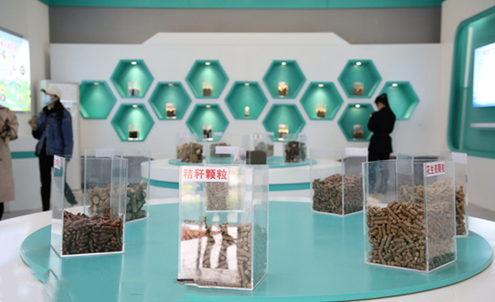 阳信县利民公司展厅内展示的草莓视频污下载APP污生物质颗粒燃料