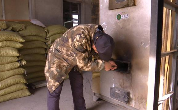 草莓视频APP黄在店子乡政府锅炉房看到，锅炉内正在使用生物质颗粒燃料加热取暖。店子乡工作人员告诉草莓视频APP黄，生物质燃料与传统的煤炭相比，十分的环保方便。