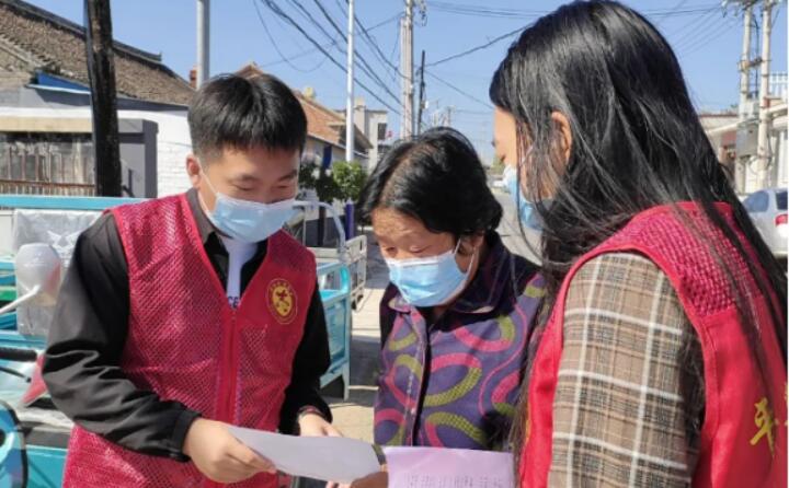 9月2日，镇里的工作人员正在给村民宣传生物质清洁取暖的好处，从经济、环保、安全、高效、便捷等方面向群众详细介绍，并向现场群众和过往行人发放《生物质颗粒炉具政策解读及安装明白纸页》，对群众关心关注的问题进行答疑解惑。