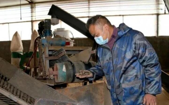 公司日产生物质颗粒燃料15吨，满负荷生产可达30吨，主要销往县内洗涤厂、豆腐厂、桑拿房等。